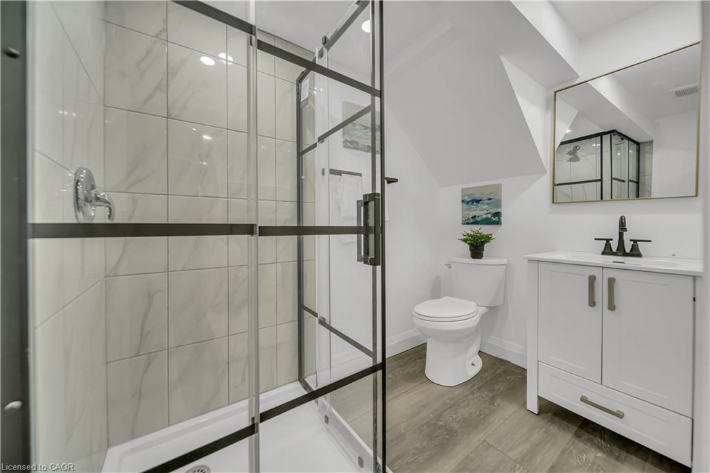 1717 Severn Avenue, Cambridge, ON - Indoor Photo Showing Bathroom