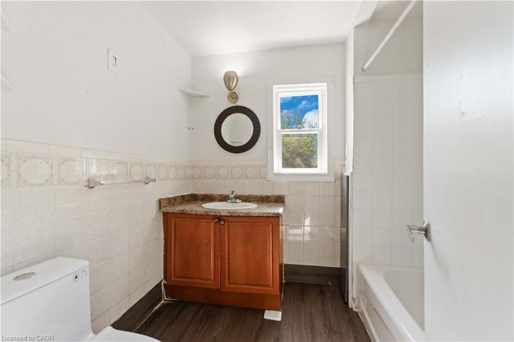 1788 Barton Street E, Hamilton, ON - Indoor Photo Showing Bathroom