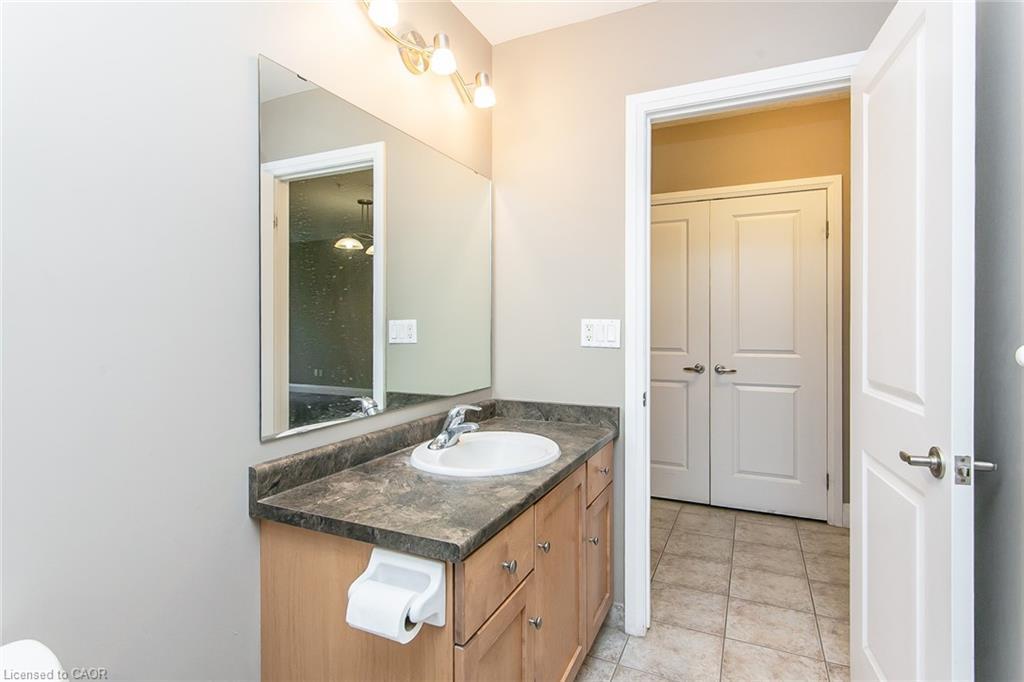 211-165 Duke Street E, Kitchener, ON - Indoor Photo Showing Bathroom