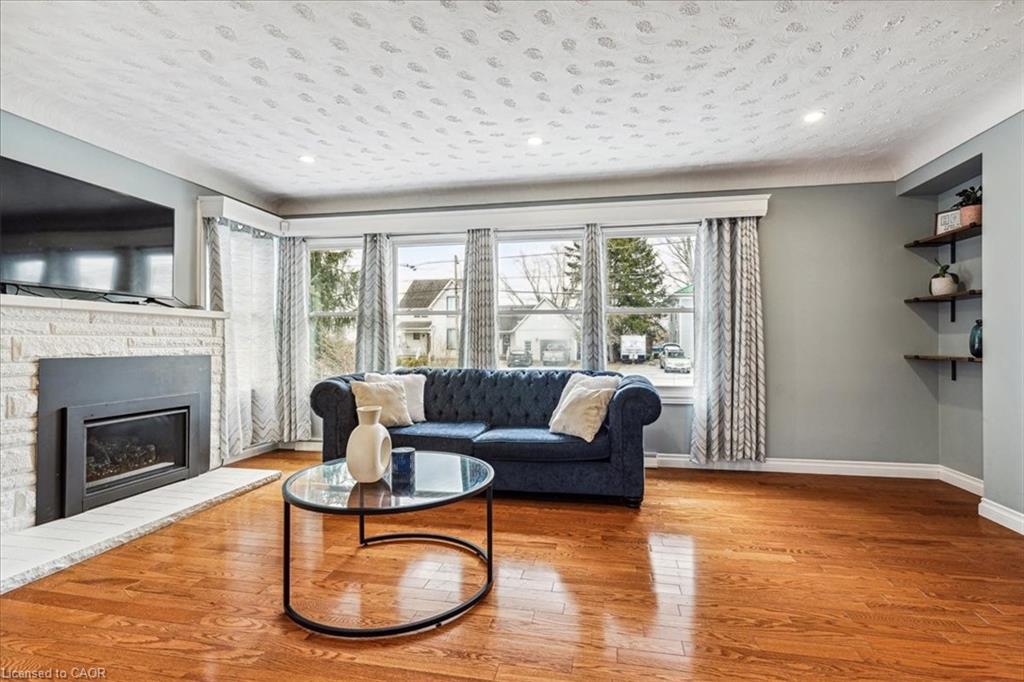 5117 Canborough Road, Wellandport, ON - Indoor Photo Showing Living Room With Fireplace