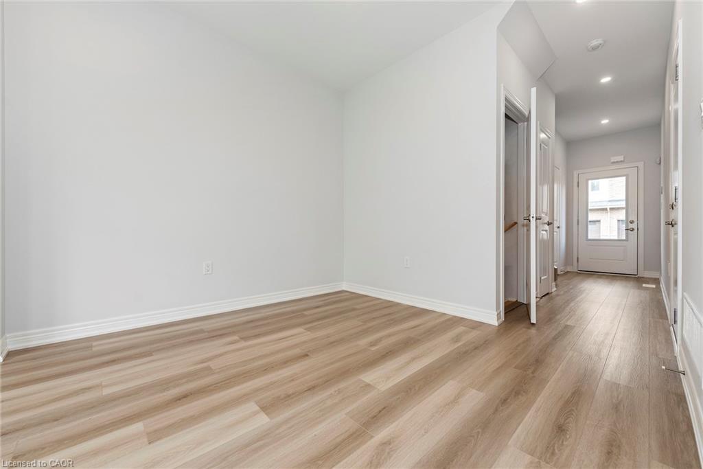 28-205 Thames Way, Hamilton, ON - Indoor Photo Showing Other Room