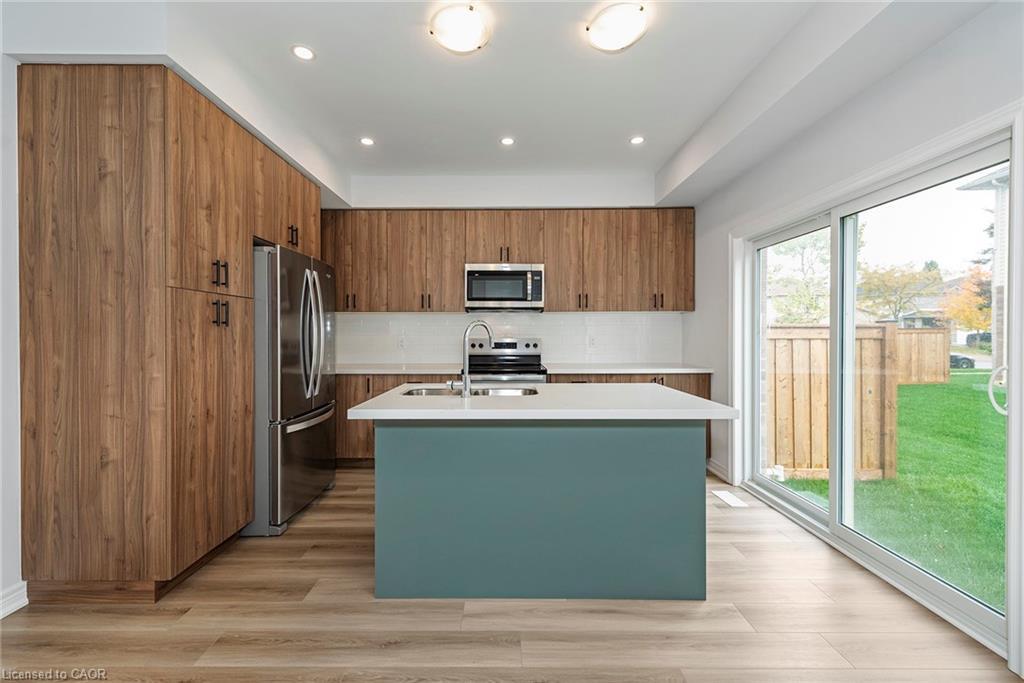 28-205 Thames Way, Hamilton, ON - Indoor Photo Showing Kitchen With Stainless Steel Kitchen