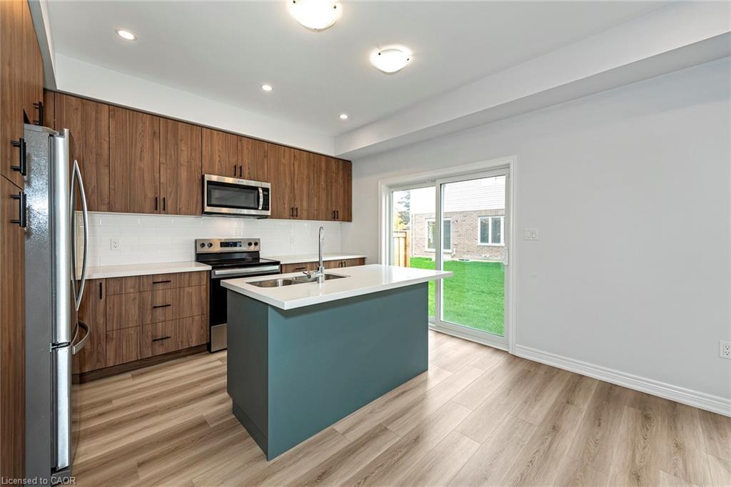 28-205 Thames Way, Hamilton, ON - Indoor Photo Showing Kitchen With Stainless Steel Kitchen With Double Sink