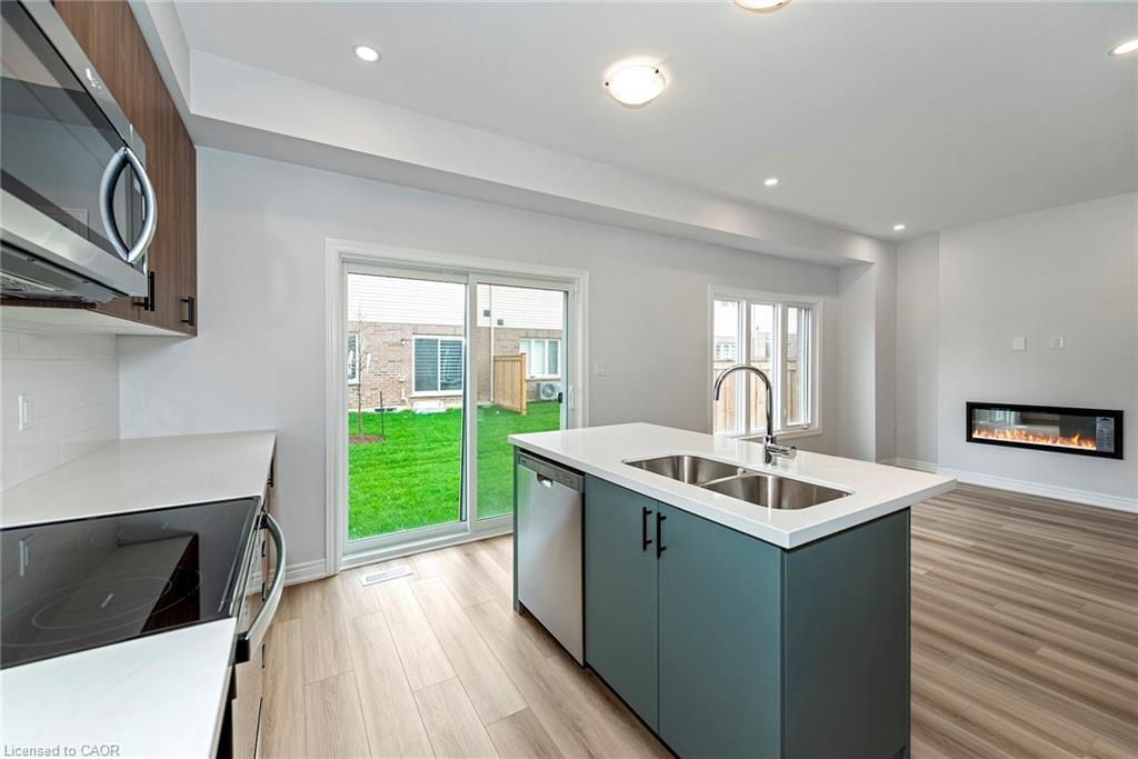 28-205 Thames Way, Hamilton, ON - Indoor Photo Showing Kitchen With Fireplace With Double Sink