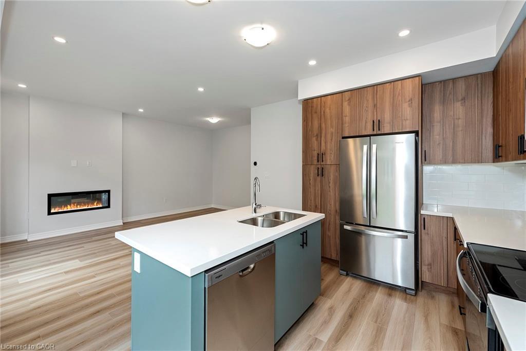 28-205 Thames Way, Hamilton, ON - Indoor Photo Showing Kitchen With Stainless Steel Kitchen With Double Sink With Upgraded Kitchen