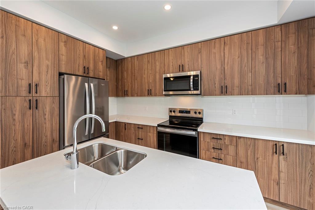 28-205 Thames Way, Hamilton, ON - Indoor Photo Showing Kitchen With Stainless Steel Kitchen With Double Sink