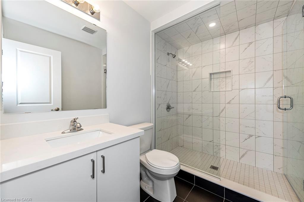 28-205 Thames Way, Hamilton, ON - Indoor Photo Showing Bathroom