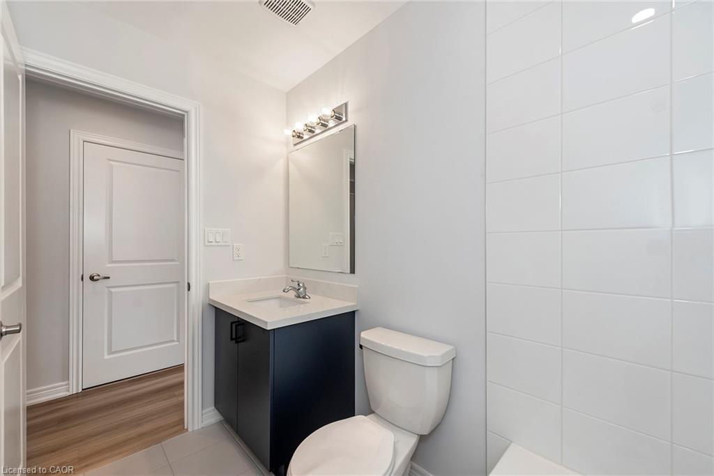 28-205 Thames Way, Hamilton, ON - Indoor Photo Showing Bathroom