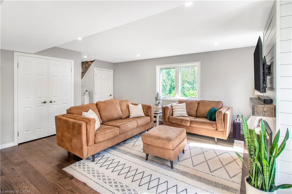 25555 Maple Beach Road, Brock, ON - Indoor Photo Showing Living Room