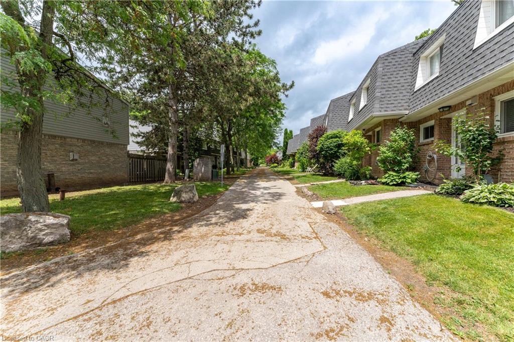 165-2050 Upper Middle Road, Burlington, ON - Outdoor