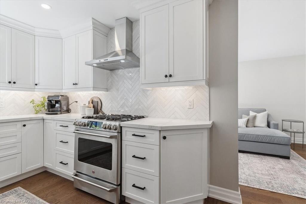 42 Hillside Drive, Georgetown, ON - Indoor Photo Showing Kitchen With Upgraded Kitchen