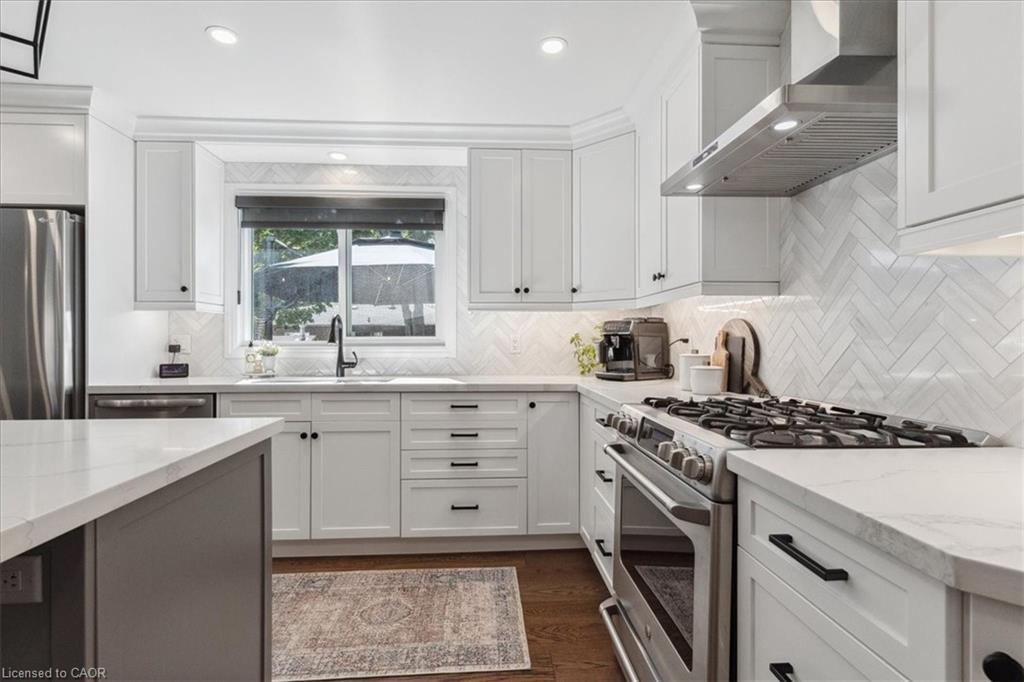 42 Hillside Drive, Georgetown, ON - Indoor Photo Showing Kitchen With Upgraded Kitchen