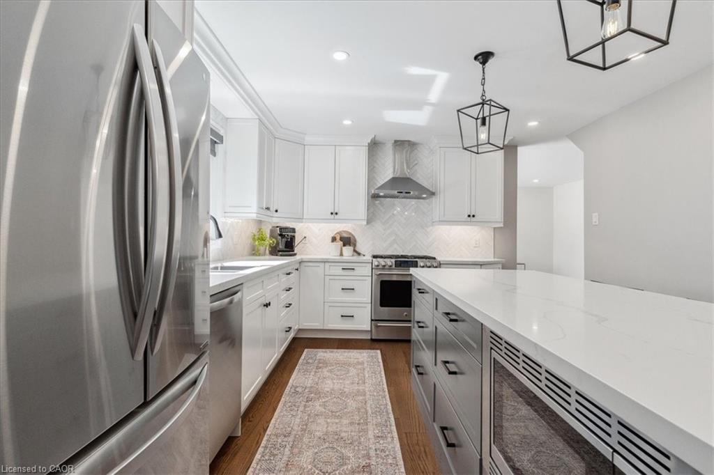 42 Hillside Drive, Georgetown, ON - Indoor Photo Showing Kitchen With Upgraded Kitchen