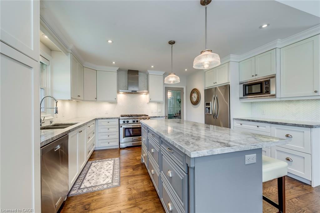 4306 Lakeshore Road, Burlington, ON - Indoor Photo Showing Kitchen With Upgraded Kitchen