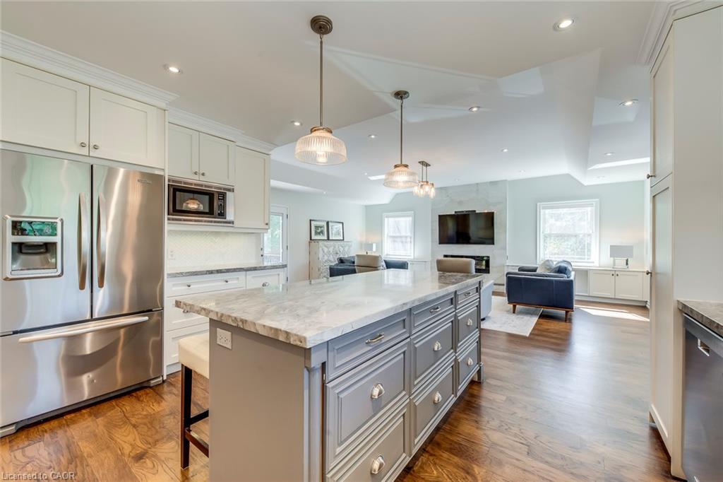 4306 Lakeshore Road, Burlington, ON - Indoor Photo Showing Kitchen With Upgraded Kitchen
