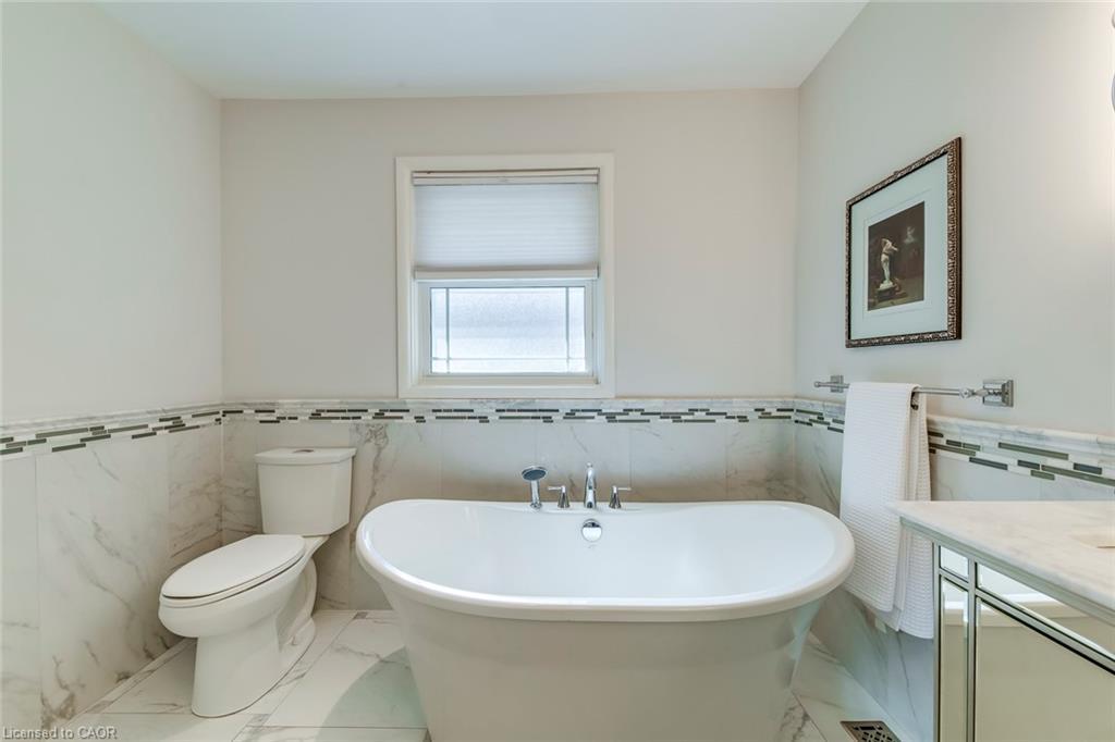 4306 Lakeshore Road, Burlington, ON - Indoor Photo Showing Bathroom