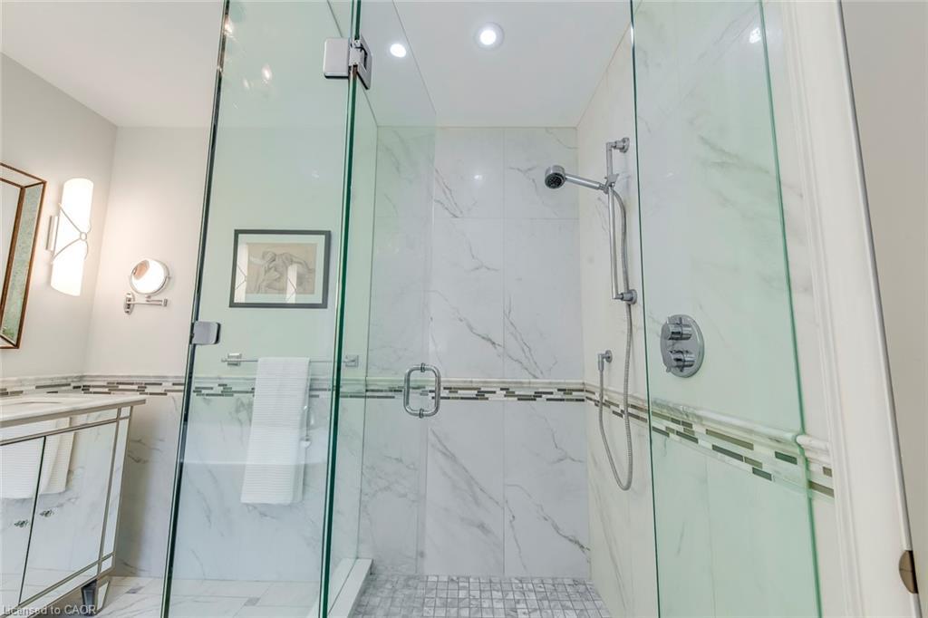 4306 Lakeshore Road, Burlington, ON - Indoor Photo Showing Bathroom