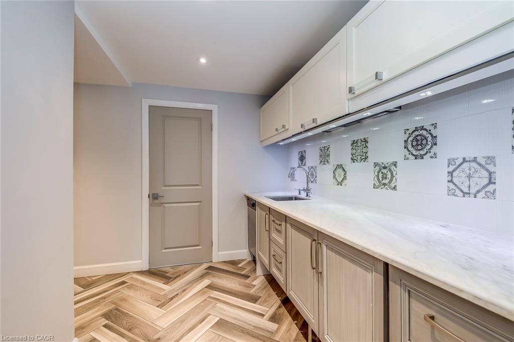 4306 Lakeshore Road, Burlington, ON - Indoor