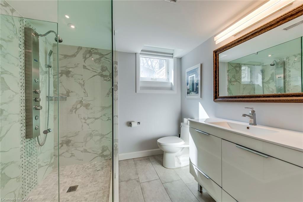 4306 Lakeshore Road, Burlington, ON - Indoor Photo Showing Bathroom