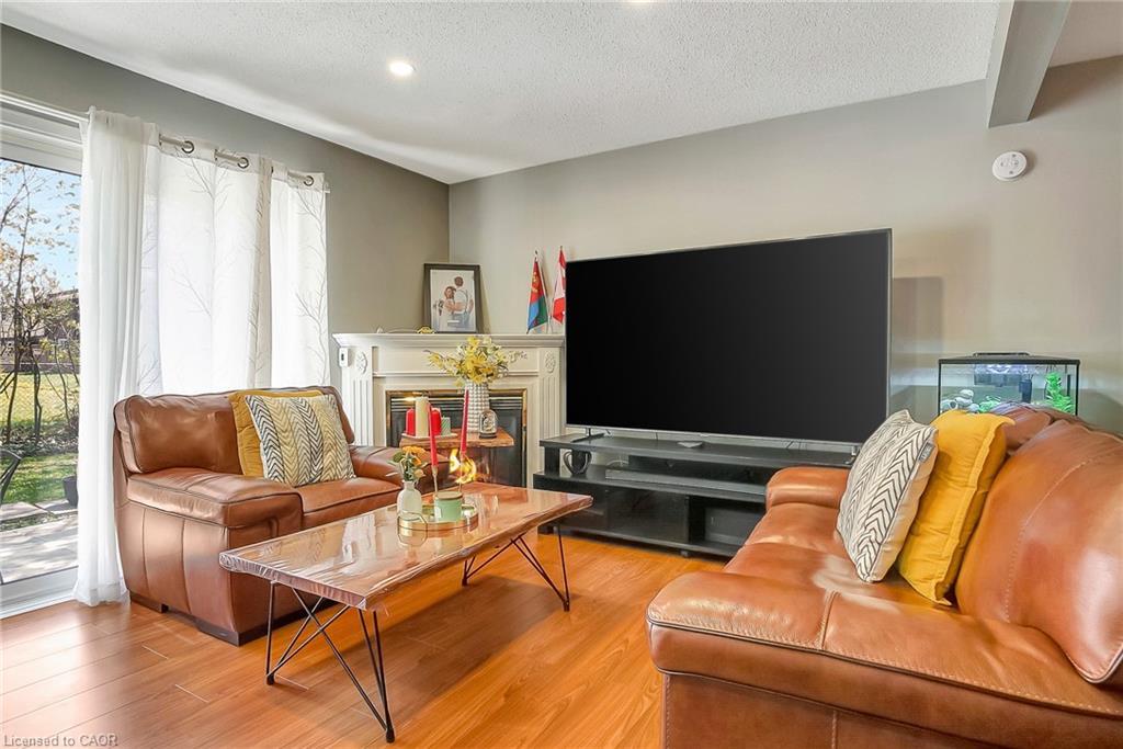 10-201 Silvercreek Parkway N, Guelph, ON - Indoor Photo Showing Living Room