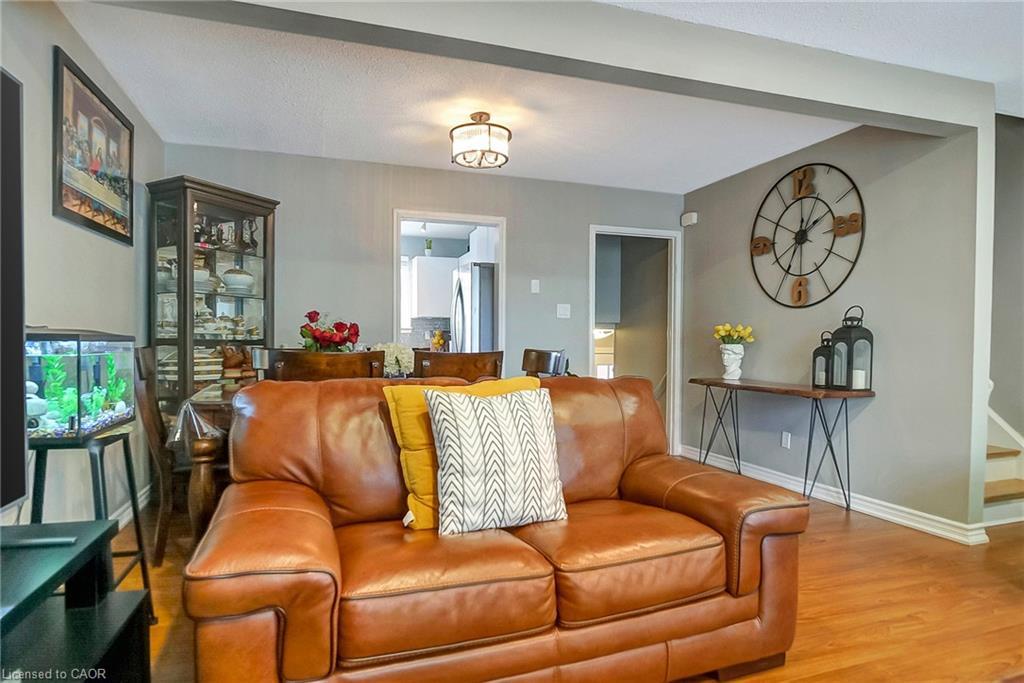 10-201 Silvercreek Parkway N, Guelph, ON - Indoor Photo Showing Living Room