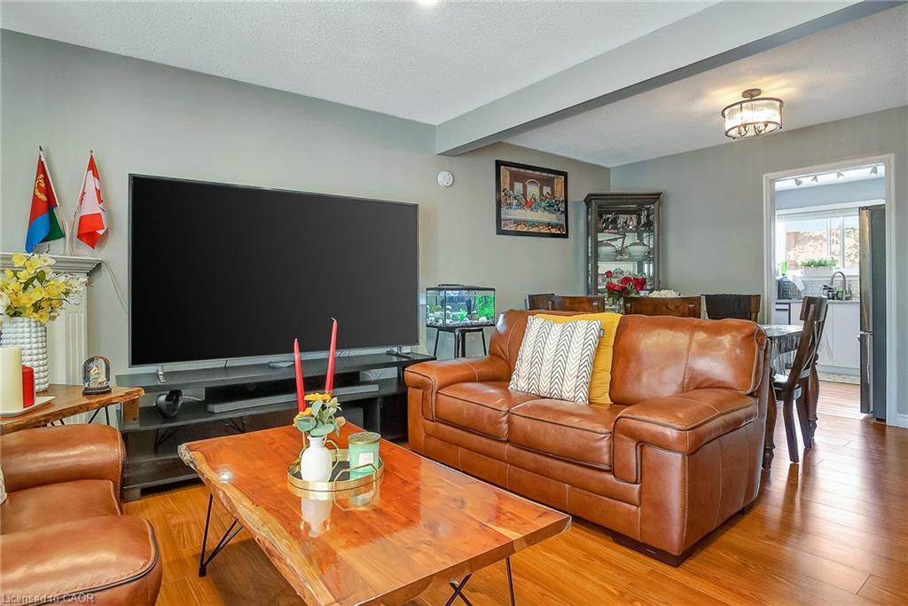 10-201 Silvercreek Parkway N, Guelph, ON - Indoor Photo Showing Living Room