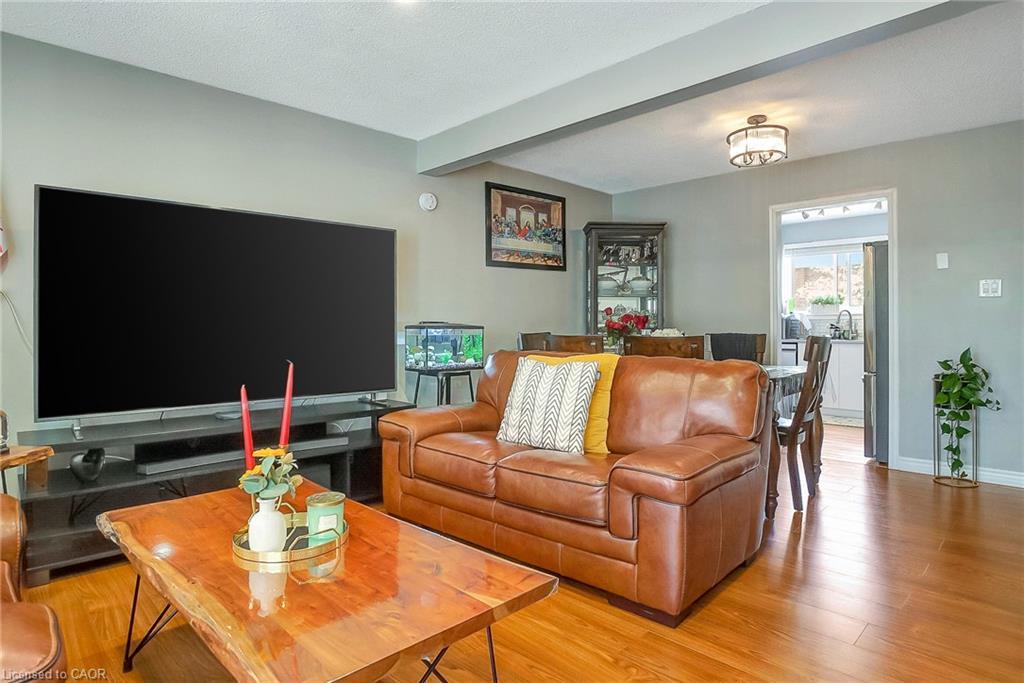 10-201 Silvercreek Parkway N, Guelph, ON - Indoor Photo Showing Living Room