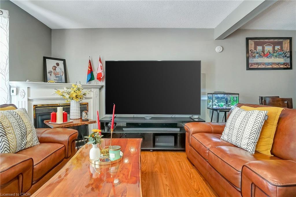 10-201 Silvercreek Parkway N, Guelph, ON - Indoor Photo Showing Living Room With Fireplace