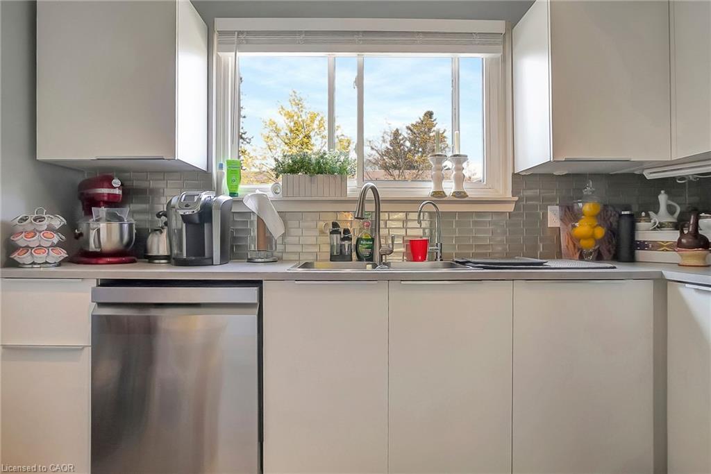 10-201 Silvercreek Parkway N, Guelph, ON - Indoor Photo Showing Kitchen