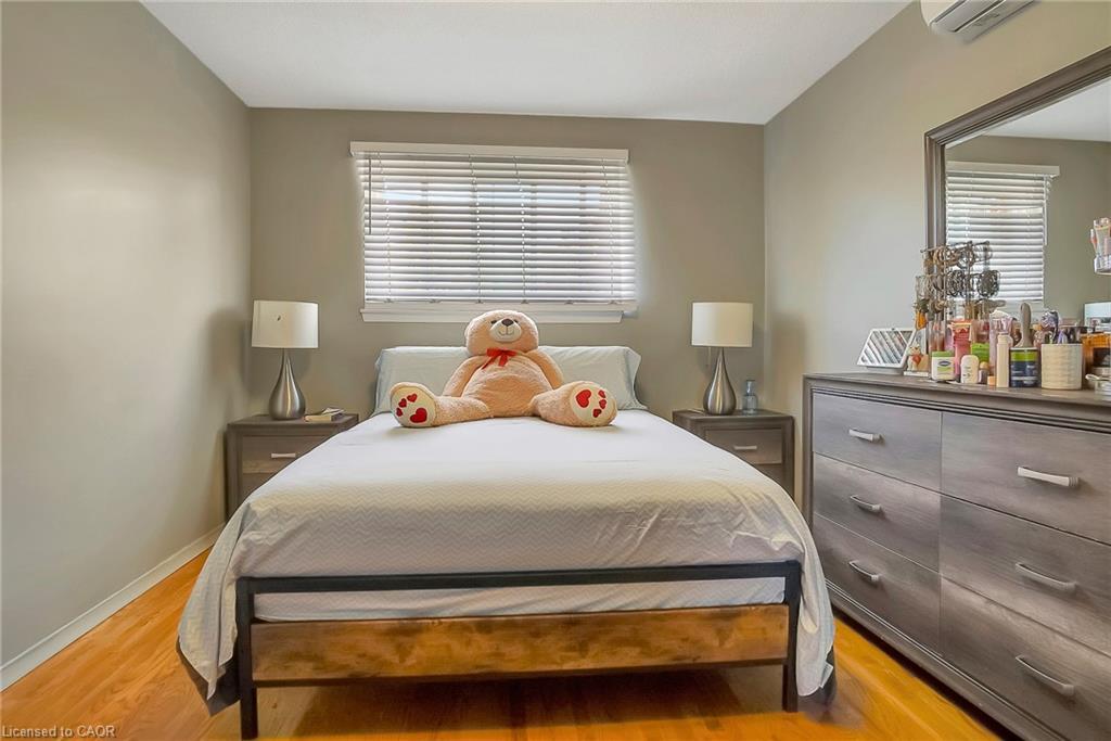 10-201 Silvercreek Parkway N, Guelph, ON - Indoor Photo Showing Bedroom