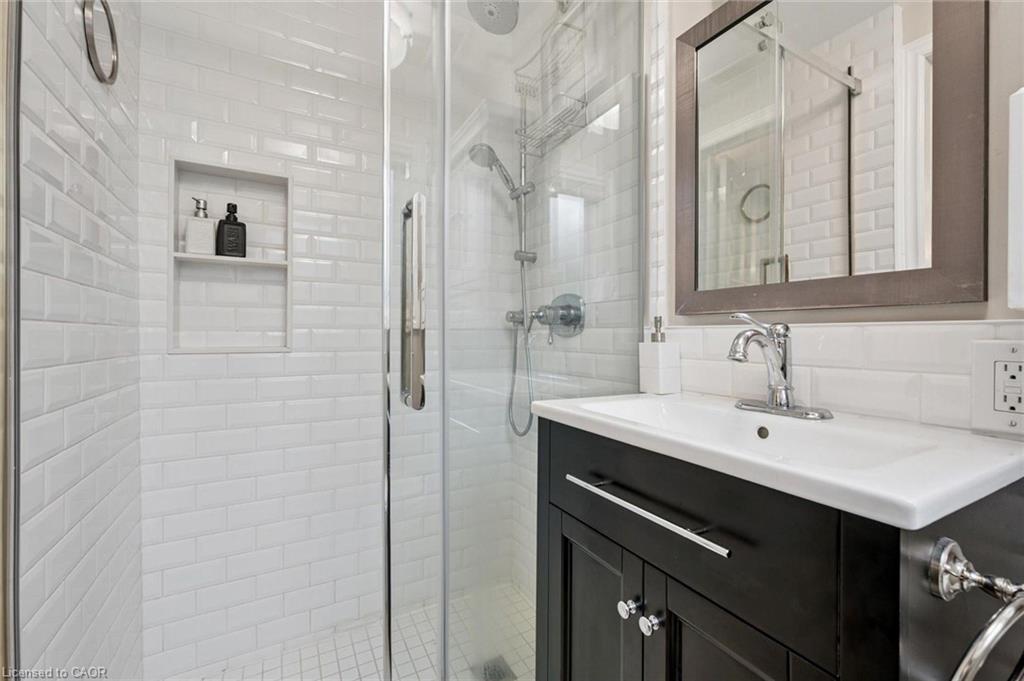 4 Berkley Place, Guelph, ON - Indoor Photo Showing Bathroom