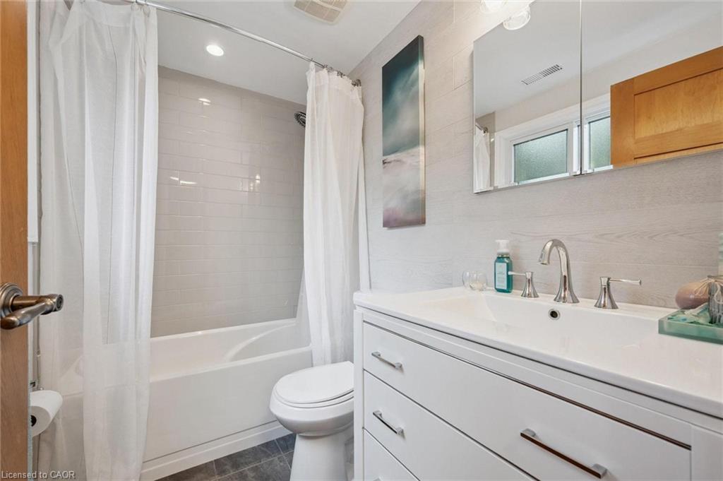 4 Berkley Place, Guelph, ON - Indoor Photo Showing Bathroom