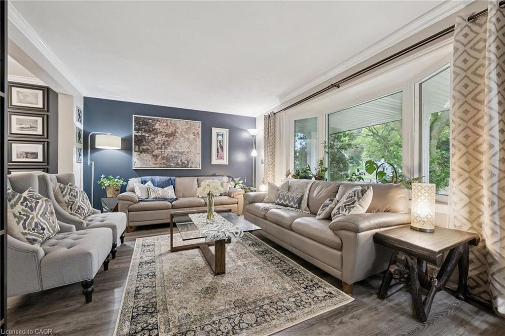 4 Berkley Place, Guelph, ON - Indoor Photo Showing Living Room