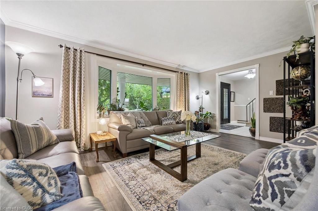 4 Berkley Place, Guelph, ON - Indoor Photo Showing Living Room