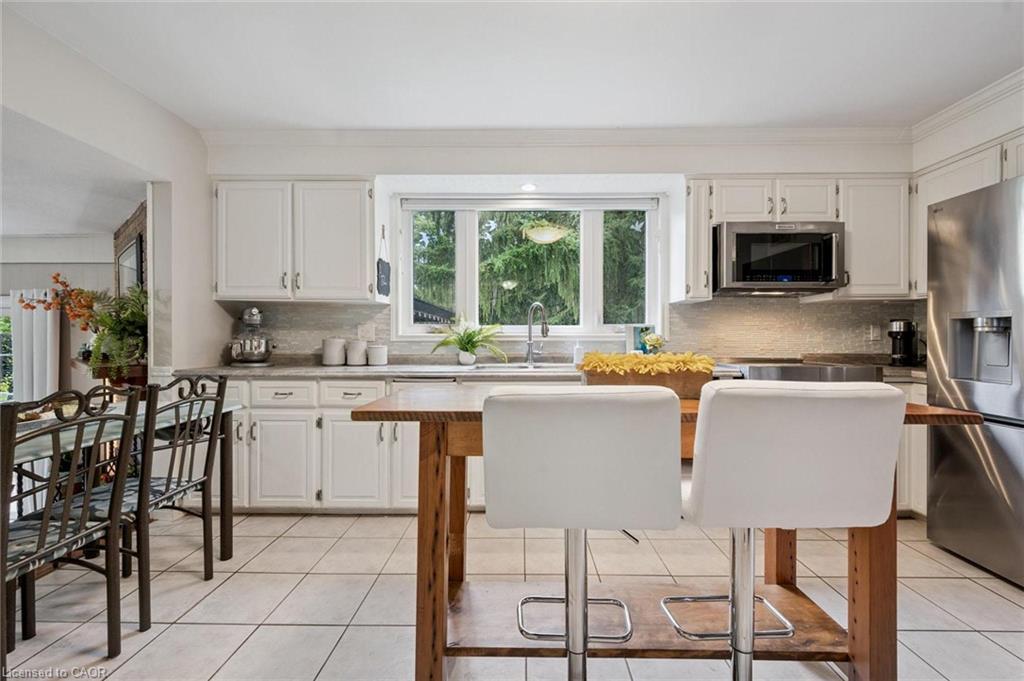 4 Berkley Place, Guelph, ON - Indoor Photo Showing Kitchen