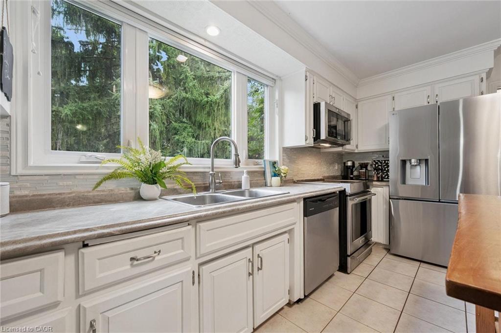 4 Berkley Place, Guelph, ON - Indoor Photo Showing Kitchen With Double Sink