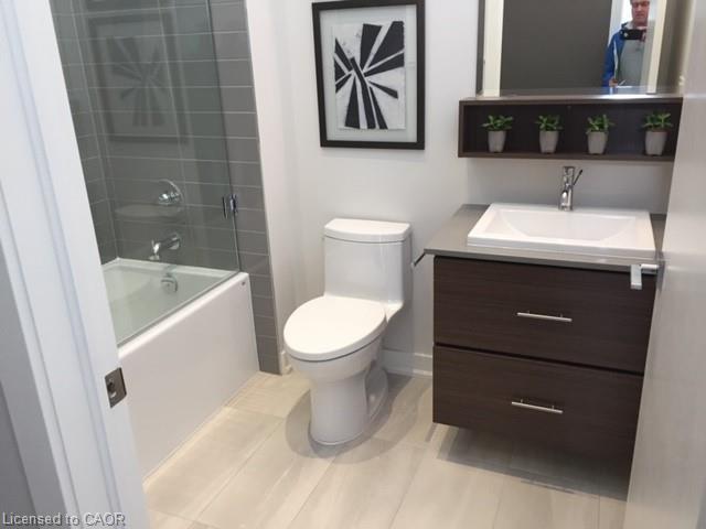 618-320 Plains Road E, Burlington, ON - Indoor Photo Showing Bathroom
