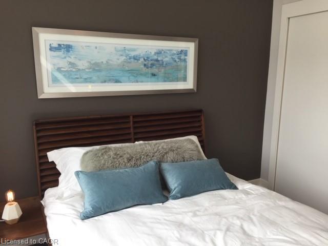618-320 Plains Road E, Burlington, ON - Indoor Photo Showing Bedroom