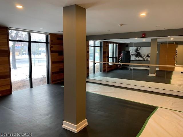 618-320 Plains Road E, Burlington, ON - Indoor Photo Showing Other Room
