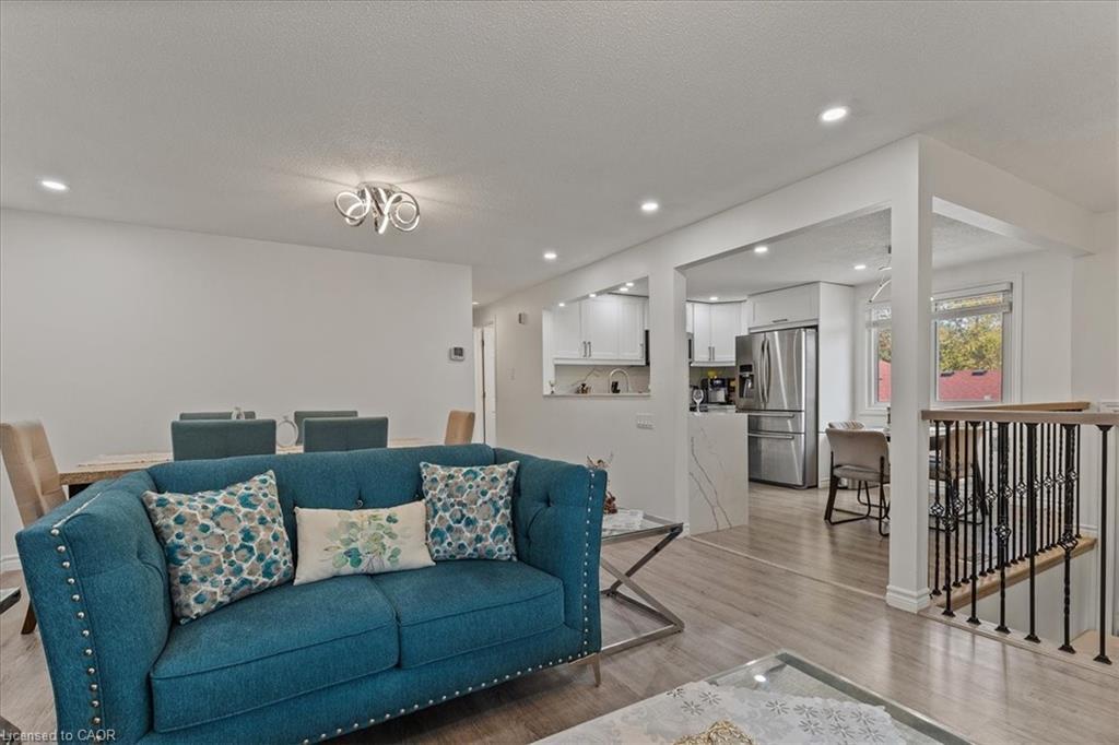 157 Pinedale Drive, Kitchener, ON - Indoor Photo Showing Living Room