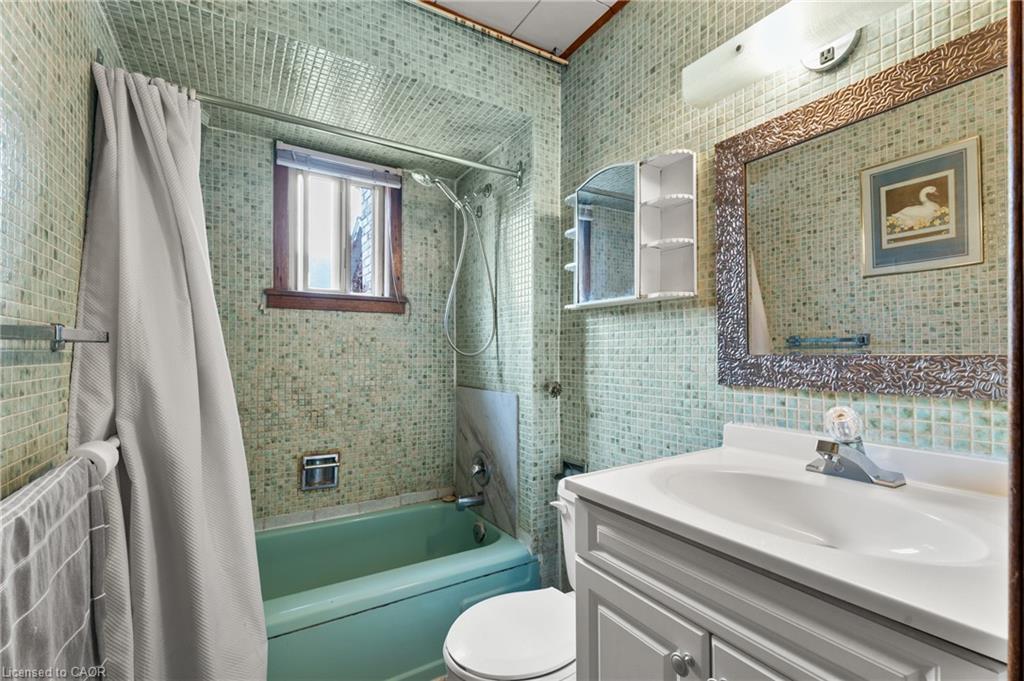 241 Robert Street, Hamilton, ON - Indoor Photo Showing Bathroom