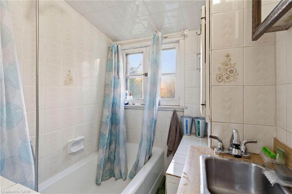 30 Chatham Street, Hamilton, ON - Indoor Photo Showing Bathroom