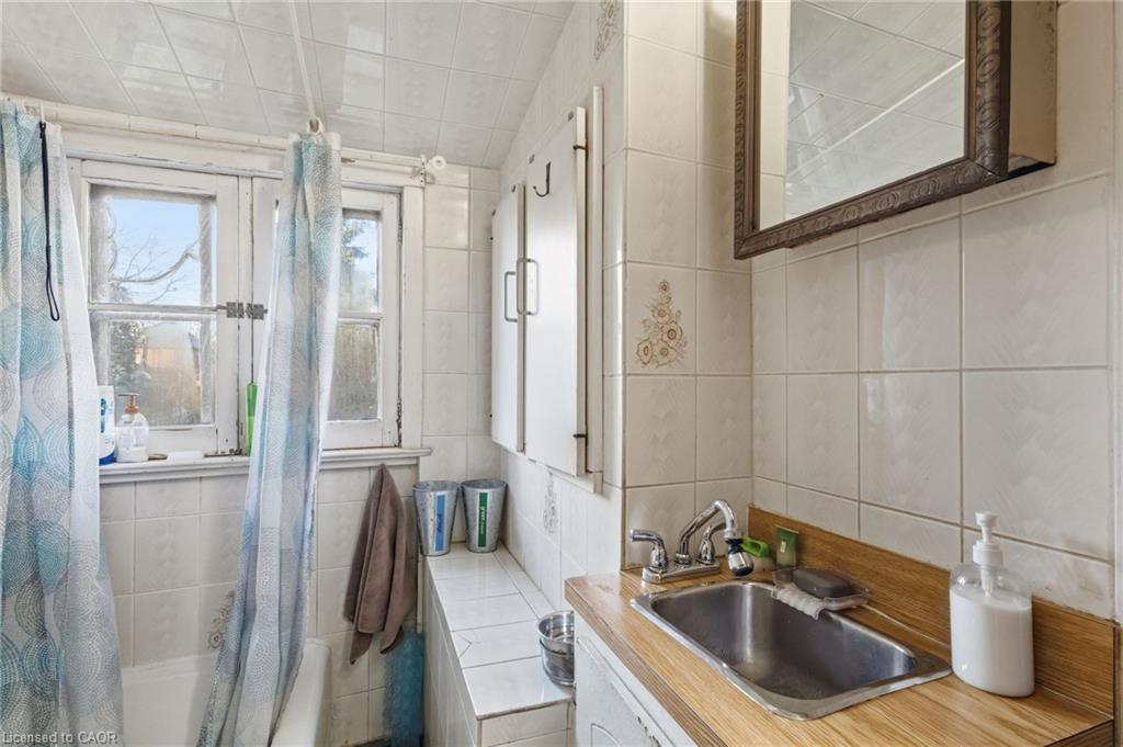 30 Chatham Street, Hamilton, ON - Indoor Photo Showing Bathroom