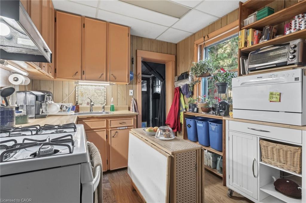30 Chatham Street, Hamilton, ON - Indoor Photo Showing Kitchen