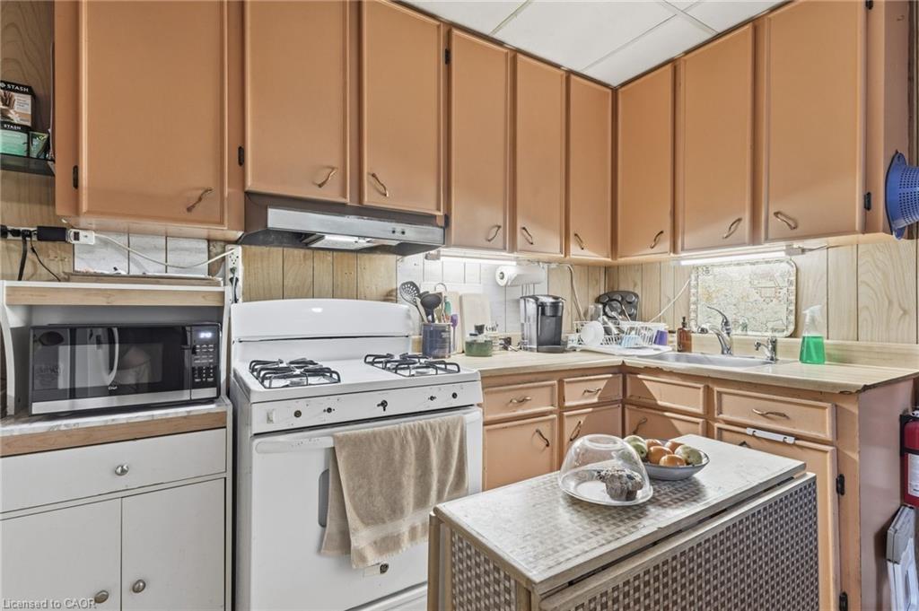 30 Chatham Street, Hamilton, ON - Indoor Photo Showing Kitchen