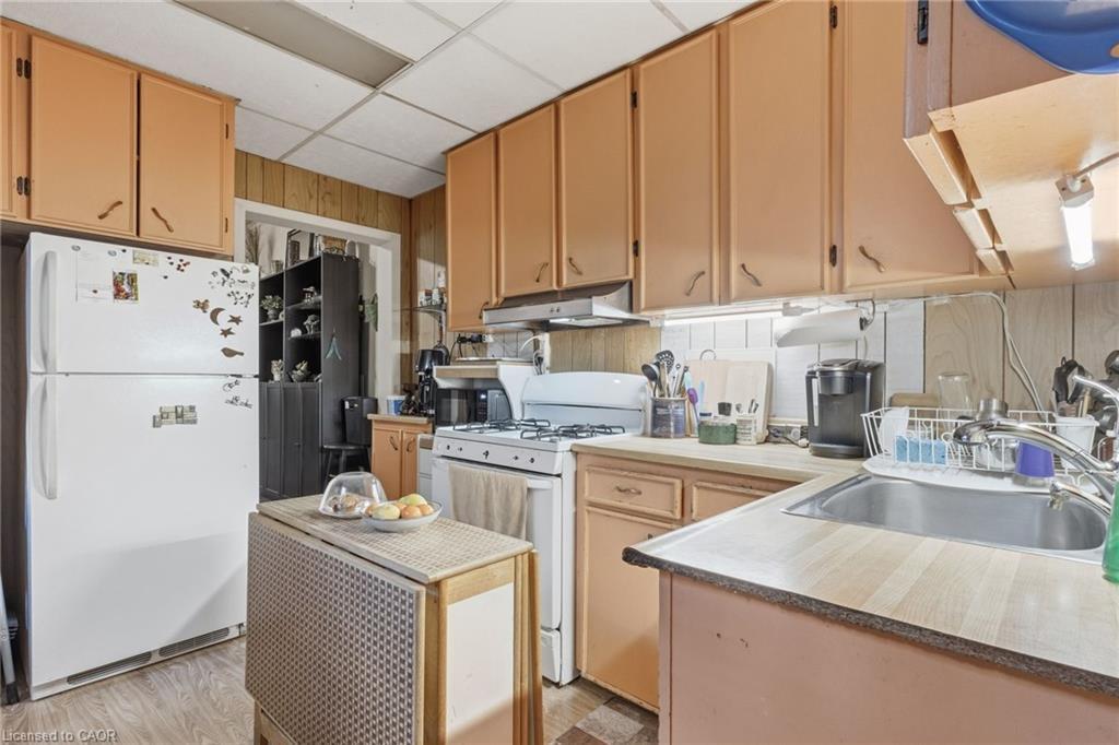30 Chatham Street, Hamilton, ON - Indoor Photo Showing Kitchen