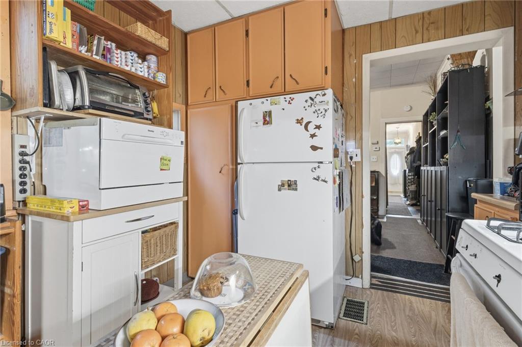 30 Chatham Street, Hamilton, ON - Indoor Photo Showing Kitchen