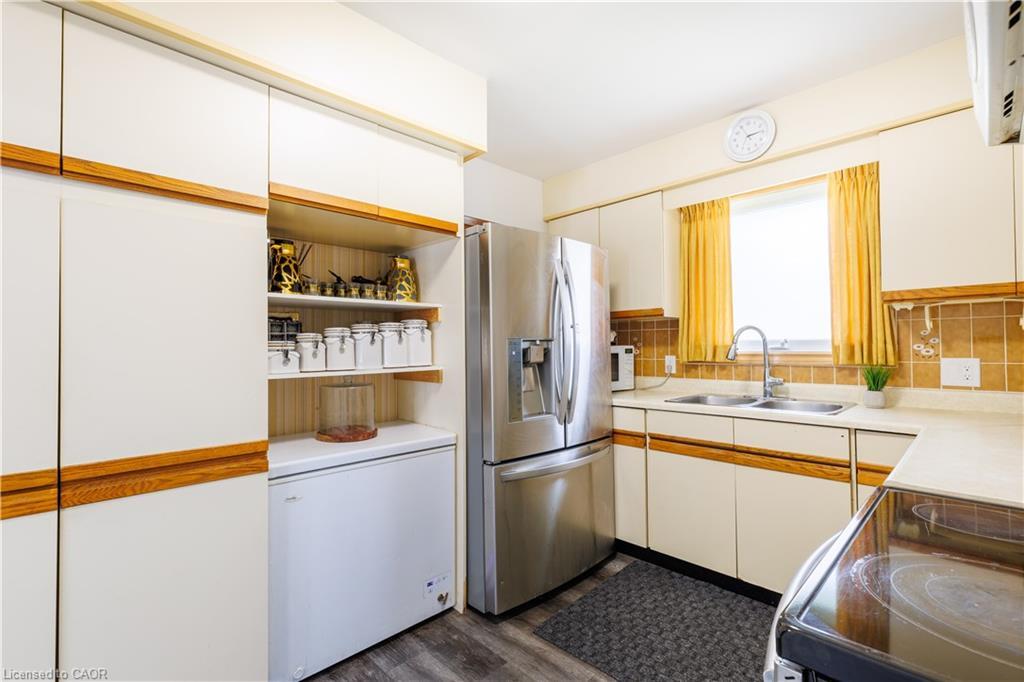 18 Silverdale Crescent, London, ON - Indoor Photo Showing Kitchen With Double Sink