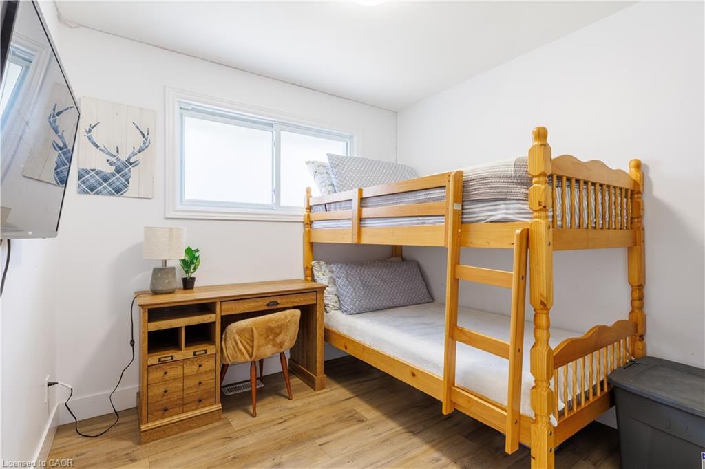 18 Silverdale Crescent, London, ON - Indoor Photo Showing Bedroom