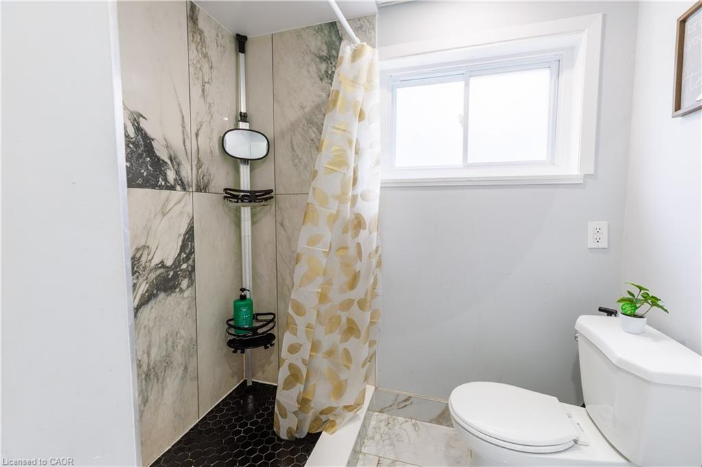 18 Silverdale Crescent, London, ON - Indoor Photo Showing Bathroom